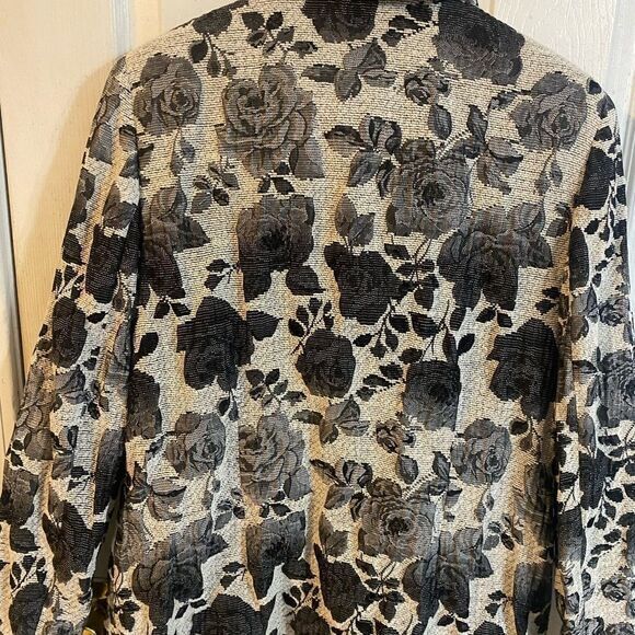 - Woman’s Alfred Dunner black and white coat size 14 HAS MARKS ON SLEEVES - Picture 9 of 11